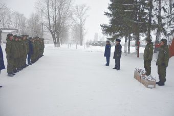 Дети военнослужащих получили новогодние подарки